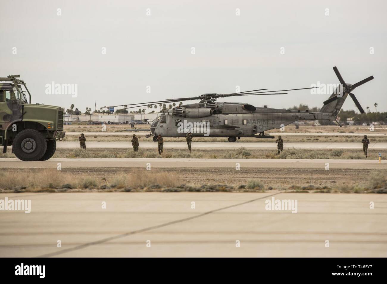 Les Marines américains stationnés au Marine Corps Air Station Yuma (MCAS) simuler le combat en sortant un CH-53 Super Stallion au cours de la 2019 Yuma Airshow, le 9 mars 2019. Les Marines ont montré certaines des capacités air-sol marin de Task Force (MAGTF). Banque D'Images