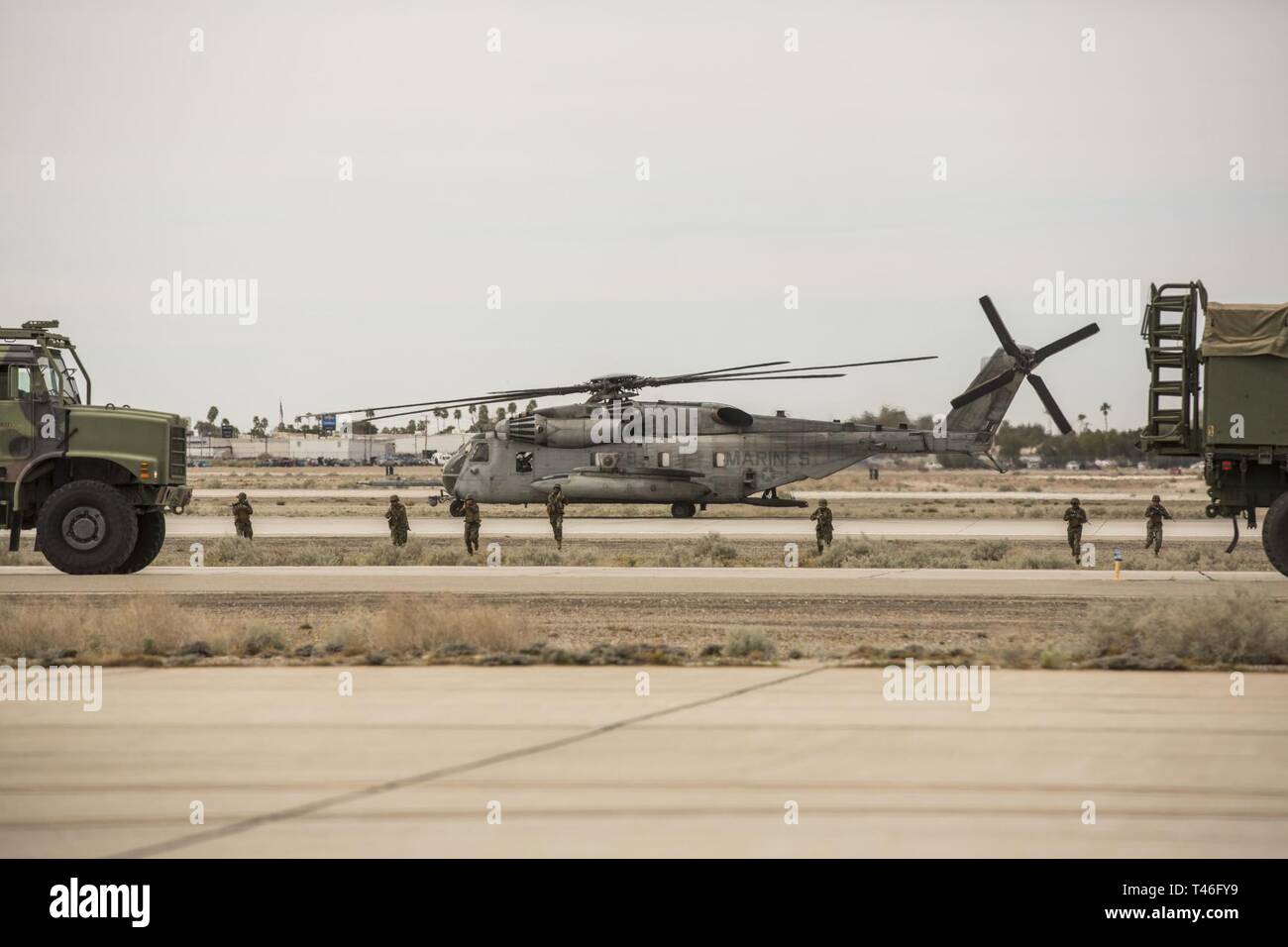 Les Marines américains stationnés au Marine Corps Air Station Yuma (MCAS) simuler le combat en sortant un CH-53 Super Stallion au cours de la 2019 Yuma Bourget sur le MCAS Yuma ligne de vol, le 9 mars 2019. Les Marines ont montré certaines des capacités air-sol marin de Task Force (MAGTF). Banque D'Images
