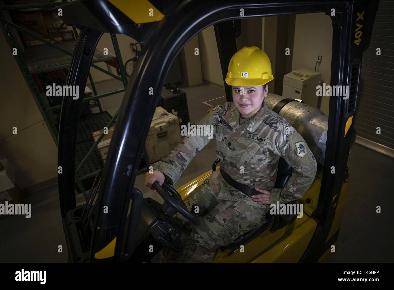 La CPS de l'armée américaine. Saskya Pachas, un spécialiste de l'approvisionnement avec les New Jersey Army National Guard's 1-150ème bataillon d'hélicoptères d'assaut, s'assied pour un portrait à l'aviation de l'Armée de facilité de soutien Le Joint Base McGuire-Dix-Lakehurst, N.J., le 12 mars 2019. Banque D'Images