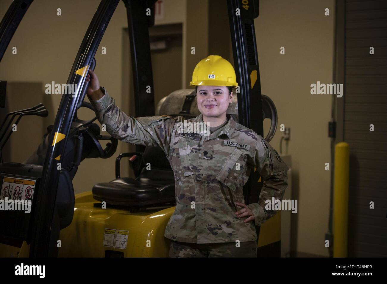 La CPS de l'armée américaine. Saskya Pachas, un spécialiste de l'approvisionnement avec les New Jersey Army National Guard's 1-150ème bataillon d'hélicoptères d'assaut, les supports pour un portrait à l'aviation de l'Armée de facilité de soutien Le Joint Base McGuire-Dix-Lakehurst, N.J., le 12 mars 2019. Banque D'Images