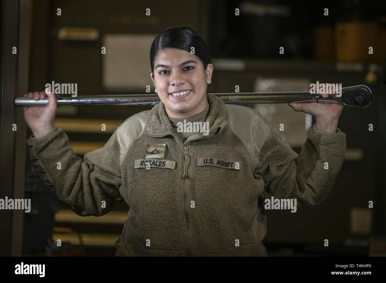 Circuit de l'armée américaine. Giazmin Rosales, un spécialiste de l'approvisionnement avec les New Jersey Army National Guard's 1-150ème bataillon d'hélicoptères d'assaut, les supports pour un portrait à l'aviation de l'Armée de facilité de soutien Le Joint Base McGuire-Dix-Lakehurst, N.J., le 12 mars 2019. Banque D'Images