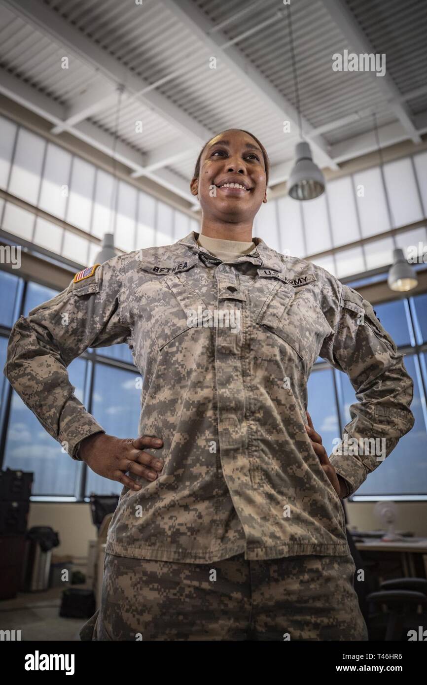 La CPS de l'armée américaine. Yamesha Bethea, un spécialiste des opérations de l'aviation avec le New Jersey Army National Guard's 1-150ème bataillon d'hélicoptères d'assaut, les supports pour un portrait à l'aviation de l'Armée de facilité de soutien Le Joint Base McGuire-Dix-Lakehurst, N.J., le 12 mars 2019. Banque D'Images