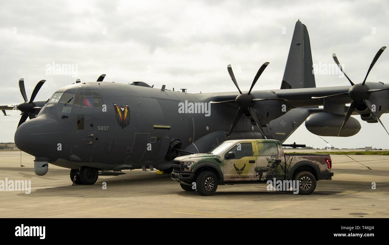 Les membres du 330e Escadron de recrutement visitez un bloc 30 AC-130J Thrash Ghostrider gunship affecté à la 4e Escadron d'opérations spéciales à Hurlburt Field, en Floride, le 13 mars 2019. C'est le premier bloc 30 modèle AC-130J reçu par Air Force Special Operations Command, bénéficiant de la mise à niveau de l'avionique, les systèmes de navigation et d'attaque de précision un paquet qui comprend être entraîné 30 mm et 105 mm. Banque D'Images