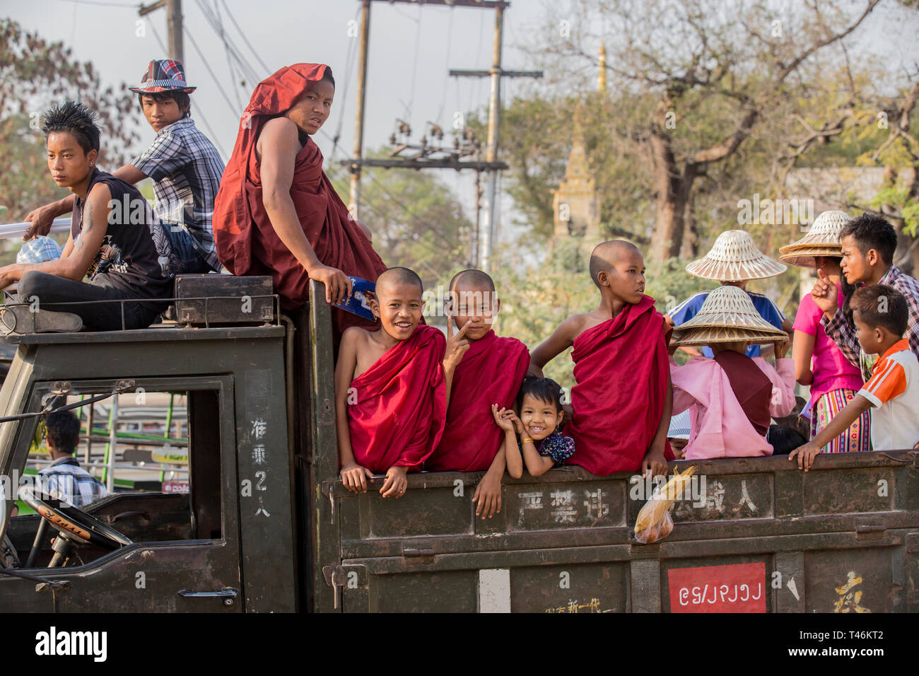 Le moine bouddhiste et les novices arrivant pour le Vesak pleine lune festival pour célébrer l'anniversaire de Bouddha à la pagode Shwe Yin Maw, près de Thazi, Myanm Banque D'Images
