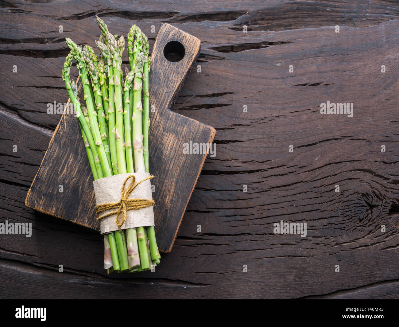 Les jeunes pousses d'asperges vertes sur table en bois. Vue d'en haut. Banque D'Images