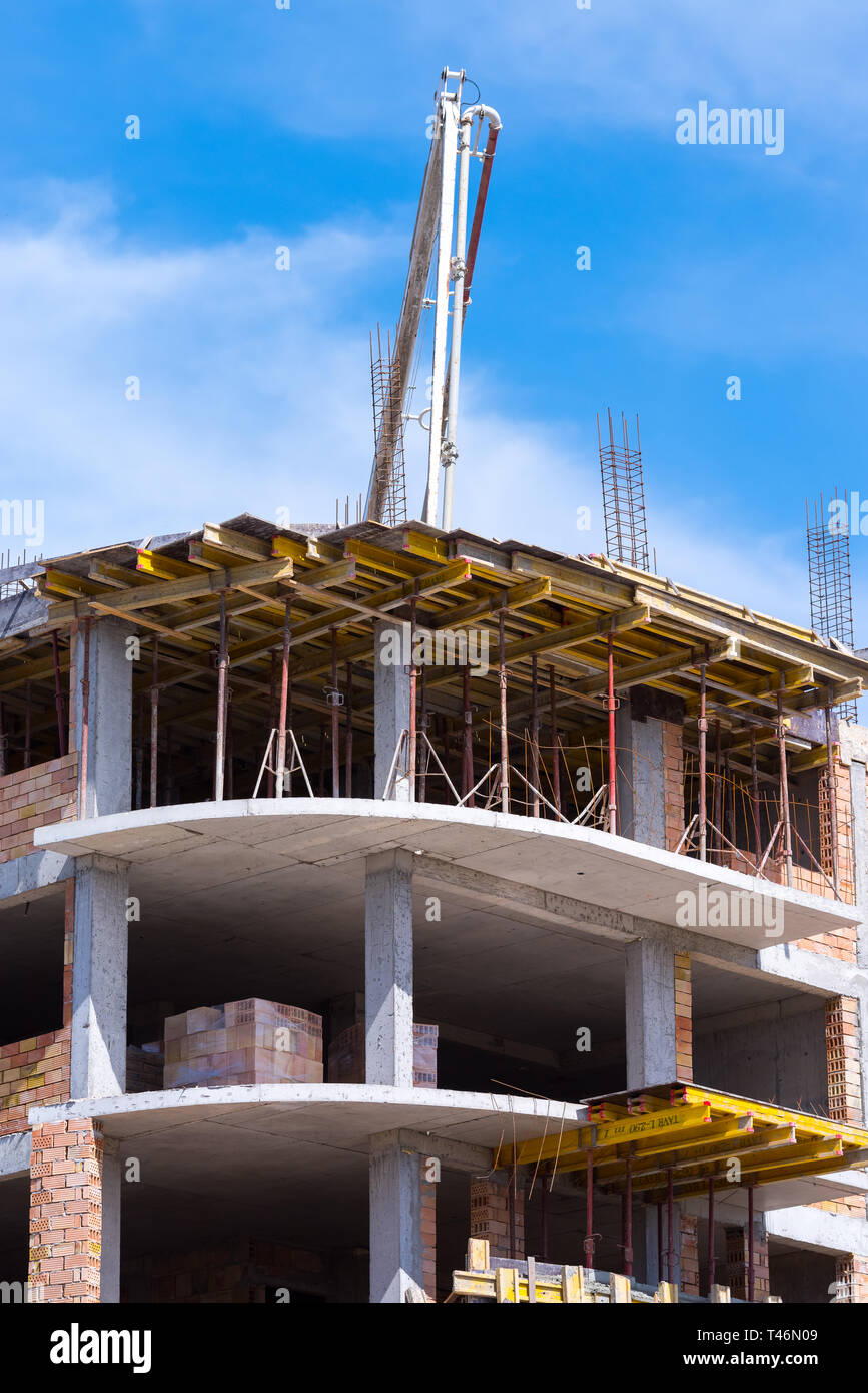 Pompe à béton automobile. Site de construction. Nouveau bâtiment de plusieurs étages. Banque D'Images