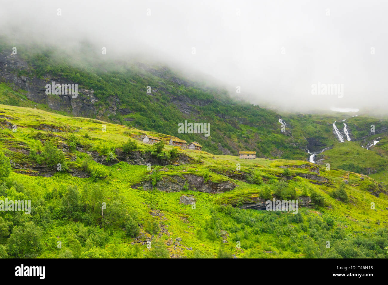 Les paysages de la Norvège. Beau paysage montagneux autour de fjord norvégien en journée ensoleillée. Belle Nature Norvège paysage naturel. Région montagneuse Banque D'Images