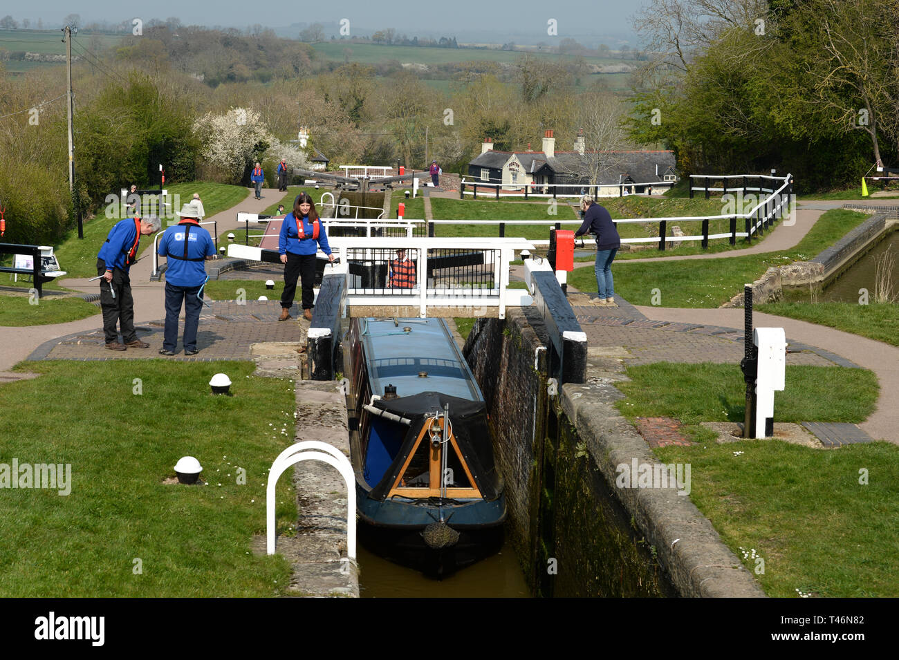 Des bénévoles de la canal et rivers trust aide à Foxton locks - le plus grand vol de l'escalier en Angleterre composé de 10 écluses. Banque D'Images