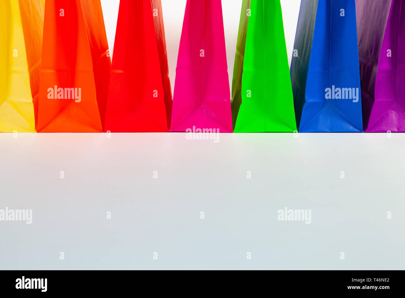 Ensemble de sacs vides colorés isolé sur le fond blanc. La vente, la consommation, de la publicité et de la vente au détail concept. De nombreux colorful shopping bags Banque D'Images