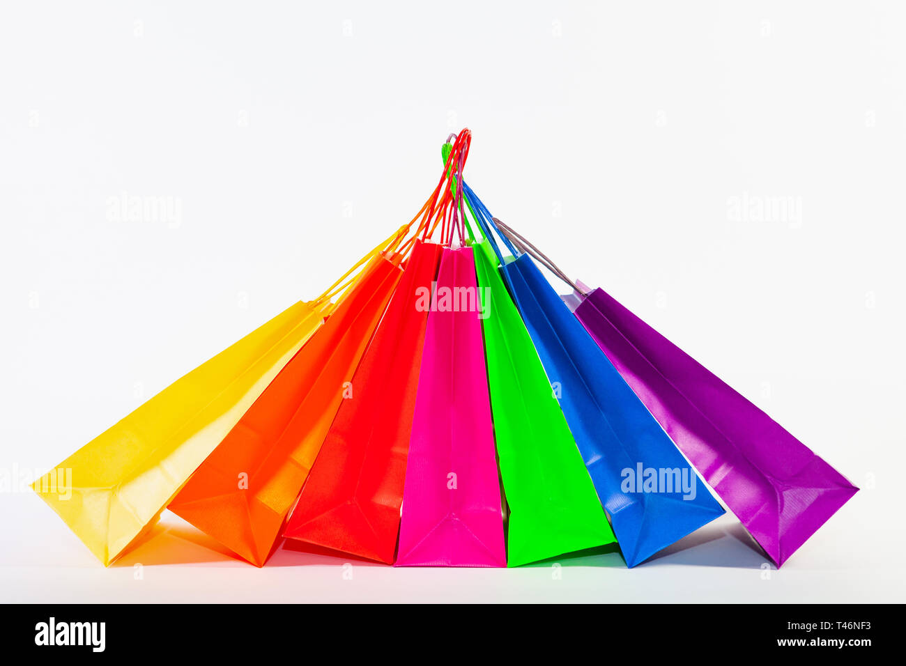 Ensemble de sacs vides colorés isolé sur le fond blanc. La vente, la consommation, de la publicité et de la vente au détail concept. De nombreux colorful shopping bags Banque D'Images