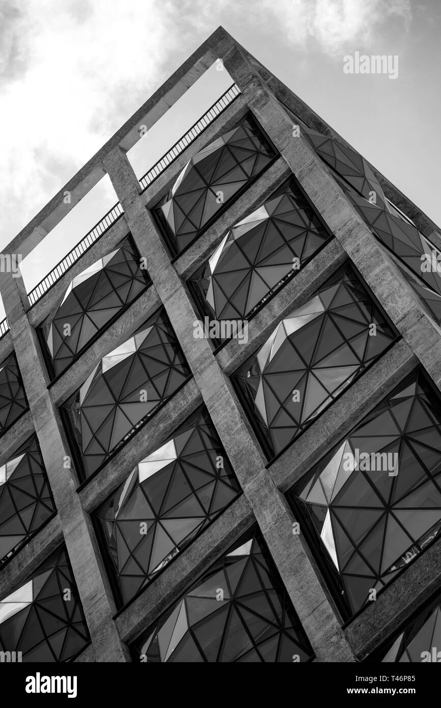 Photo monochrome de l'extérieur de l'Zeitz Mocaa Musée d'Art Contemporain Afrique,sur le V&A Waterfront, Cape Town, Afrique du Sud Banque D'Images