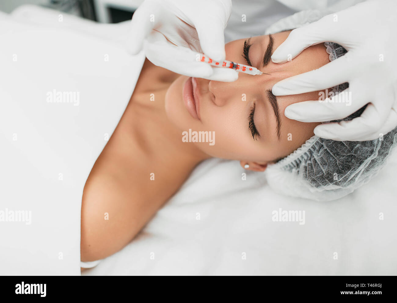 Femme qui reçoit d'injection sur le visage, la mésothérapie la suppression des rides procédure Banque D'Images