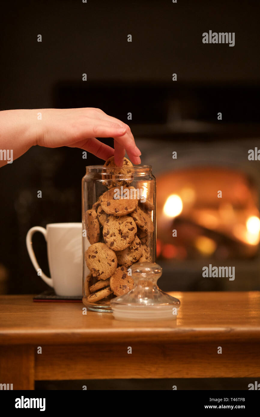 Hand in the cookie jar Banque de photographies et d'images à haute  résolution - Alamy