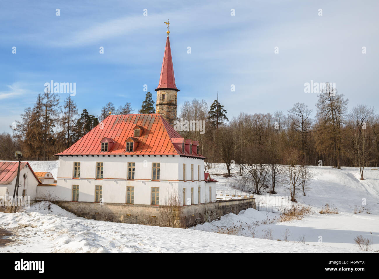 Prieuré Palace sur une journée d'hiver ensoleillée, Gatchina, Russie Banque D'Images