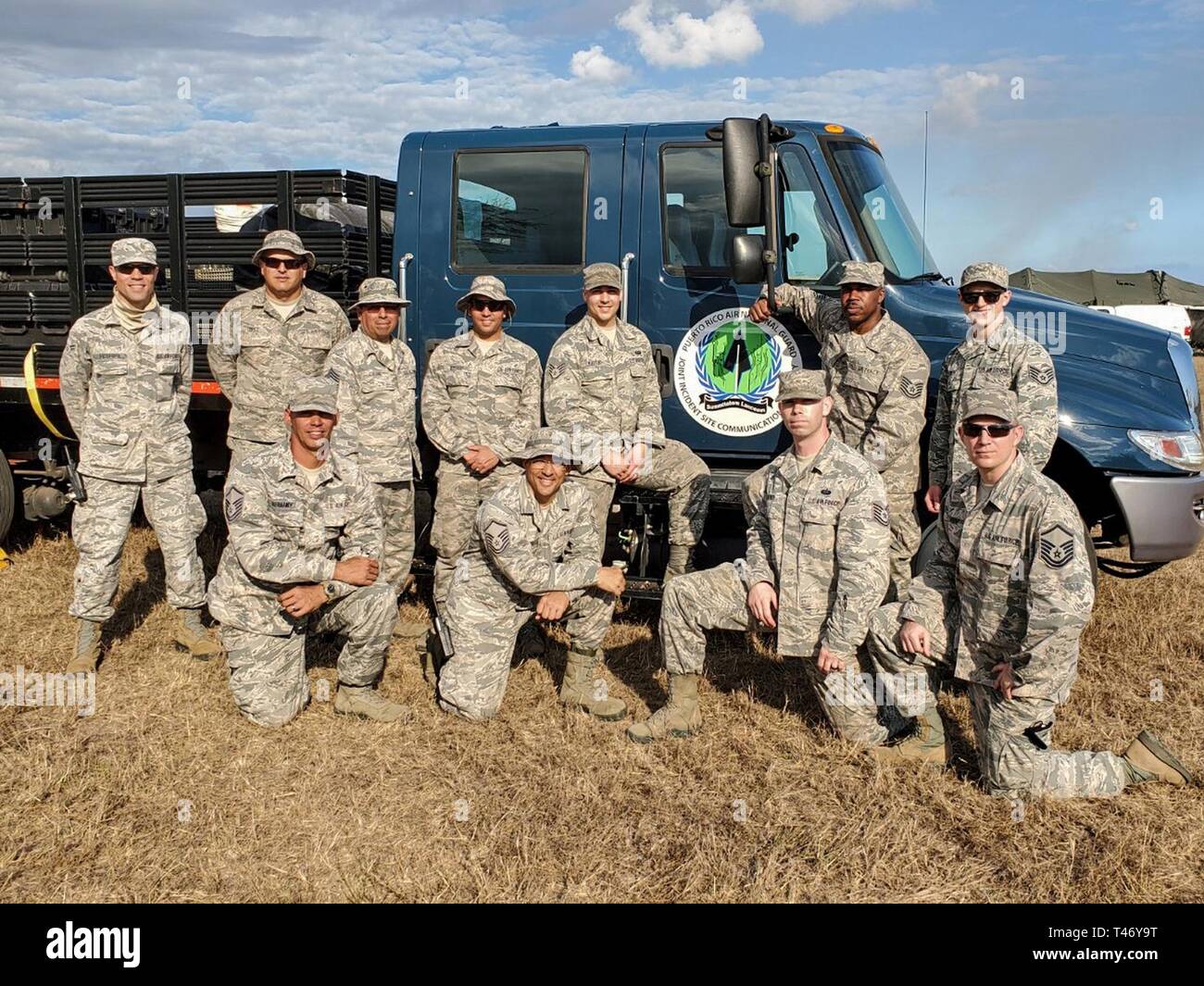 Les aviateurs américains de la 271e Escadron des communications de Combat, Pennsylvania Air National Guard, et le 156e vol de communications, Porto Rico ANG, posent pour une photo de groupe durant la garde vigilante, 13 mars 2019, au Camp de Santiago à Salinas, Puerto Rico. Les aviateurs ont travaillé ensemble comme la capacité de communication Site interarmées d'équipe et a présenté des communications réseau pour le commandement et le contrôle, et des éléments médicaux au cours de la deuxième journée de l'exercice. Banque D'Images