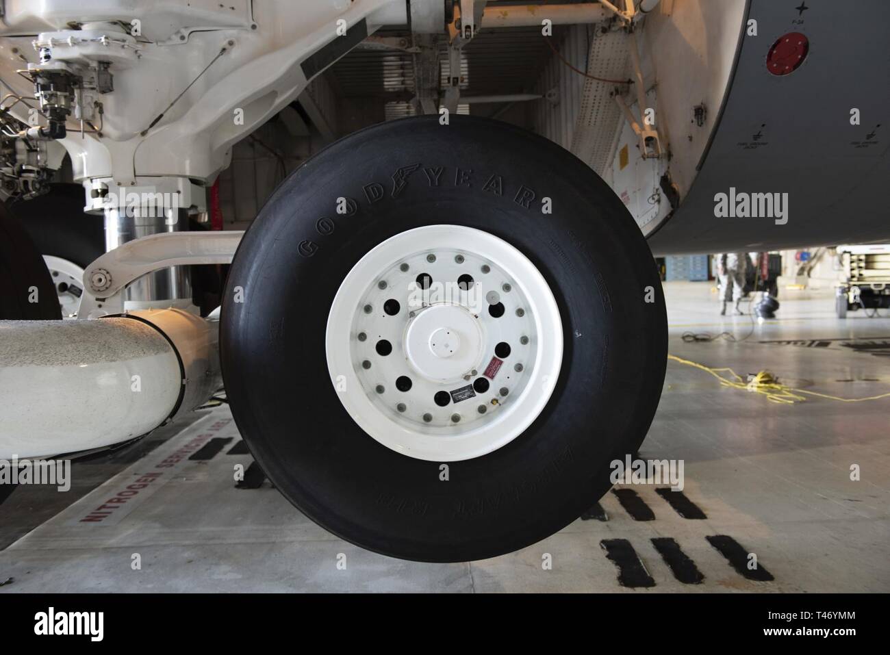 L'Assemblée générale de la roue arrière d'un C-5M Super Galaxy avion est entretenu à l'intérieur d'un hangar, le 13 mars 2019 à Travis Air Force Base, en Californie. Le C-5M Super Galaxy's d'atterrissage principal haute flottaison fournit 28 roues pour distribuer le poids brut sur les surfaces pavées ou en terre. L'arrière du train d'atterrissage principal peut être faite à la roulette sur un angle pour faire un plus petit rayon de braquage, et pivote de 90 degrés après le décollage avant d'être rentrés. Banque D'Images