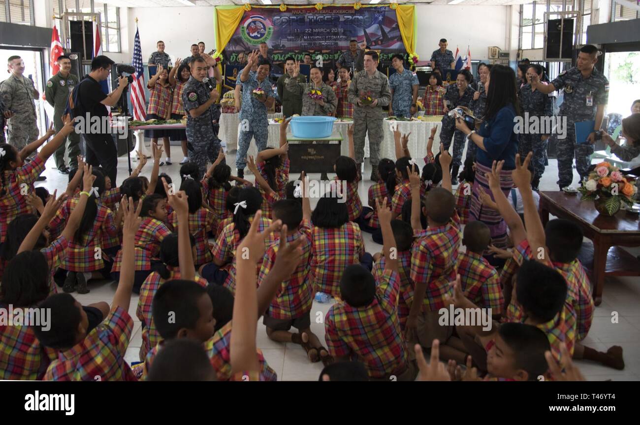 États-unis, Royal Thai, et singapouriens aviateurs participent à un concours d'équipe avec les enfants de l'école Ban PaLai FAIRE FACE lors d'un échange culturel 2019 Tiger à Korat, Thaïlande, le 13 mars 2019. En plus des activités d'échanges culturels, faire face les membres de Tigre ont été accueillis par les élèves de tout âge et j'ai vu des spectacles de l'étudiants et la Royal Thai Air Force Band. Banque D'Images