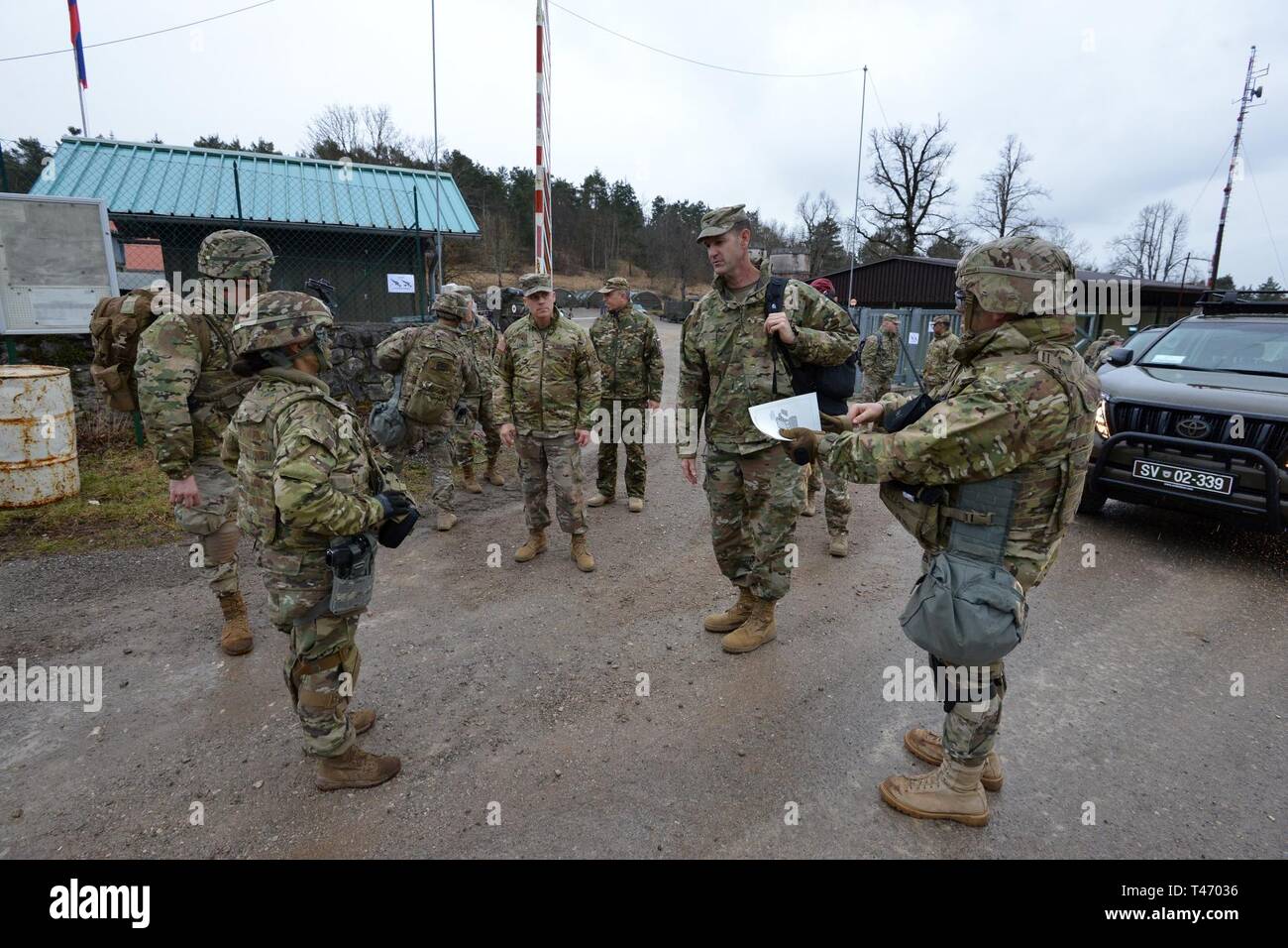 Le Lieutenant-colonel de l'armée américaine Christopher W. Baker, commandant du 173e Bataillon de soutien de la Brigade, 173e Brigade aéroportée, commande et le Sgt. Le major Felicia D. Rodriguez, bienvenue Brig. Le général Christopher C. LaNeve, commandant général de la 7e armée le commandement de l'instruction, et le Colonel James Bartholomees III, commandant de la 173e Brigade aéroportée, dans le cadre d'une visite à la brigade lors de l'exercice Lipizzan V à Pocek Postonja en gamme, Slovénie, 13 mars 2019. Lipizzan est une combinaison d'exercice de formation de niveau d'exécution en préparation de l'évaluation de peloton, et de valider les procédures de déploiement au niveau du bataillon. La 173e Banque D'Images
