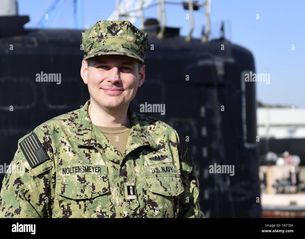 YOKOSUKA, Japon (14 mars 2019) Le Lieutenant Craig, Noltensmeyer d'Amarillo, Texas, un réserviste de la Marine affecté à l'opération Support Centre (CNTO) Fort Worth, pose pour un portrait en face de USS Virginia (SSN 786) sur la jetée de Flotte américaine Yokosuka, Japon Activités pendant son affectation temporaire à Commandant, Groupe Sous-marin 7. "J'ai rejoint la marine pour voir le monde", a déclaré Moltensmeyer. "J'adore le Japon, surtout la nourriture ! Mon conseil aux réservistes considérant devoir ici est de s'assurer que vous rechercher un ou deux endroits que vous voulez voir sur votre temps libre." Banque D'Images