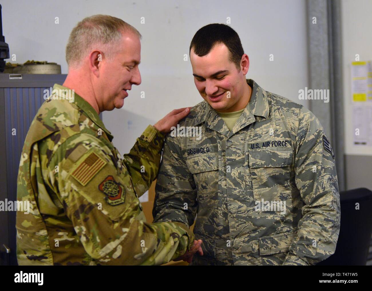 U.S. Air Force, le général John Gordy, U.S. Air Force, commandant du Corps expéditionnaire Center mains une pièce de monnaie pour le s.. Cody Griswold, 721 e Escadron de maintenance des aéronefs militaires véhicule officier, pour des performances exceptionnelles dans son unité à la base aérienne de Ramstein, en Allemagne, le 14 mars 2019. Tout en visitant les unités sous son commandement, Gordy a reconnu les aviateurs qui sont allés au-delà de leurs fonctions et qualités de leadership professionnel affiché. Banque D'Images