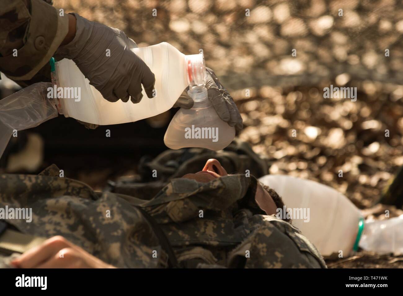 Un expert médical de campagne candidat Badge fournit de l'aide à une victime simulée au cours de l'expert médical sur le terrain d'un insigne à l'essai de voie à Fort Bragg, N.C., 14 mars 2019. Avant d'atteindre le blessé, les candidats doivent effectuer les procédures de soins sous le feu de l'avance dans la compétition. Banque D'Images