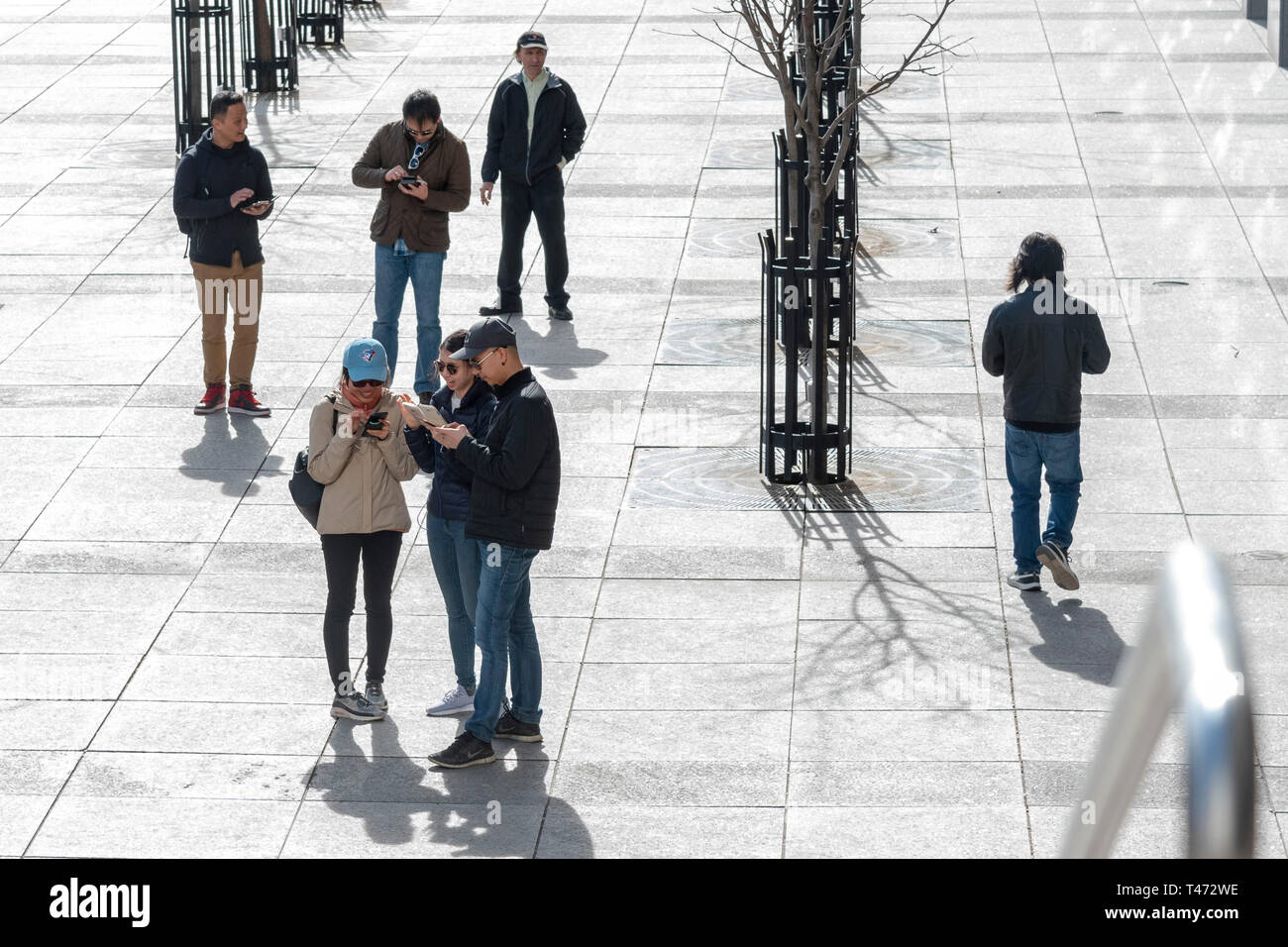Toronto, Canada. 13 avril 2019. Les joueurs participent à Pokemon Rendez 2019 avril Journée communautaire à Mel Lastman Square de Toronto. Dominic Chan/EXimages Banque D'Images