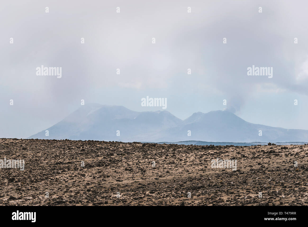 Les nuages de vapeur au-dessus de paysage volcanique au Pérou Banque D'Images