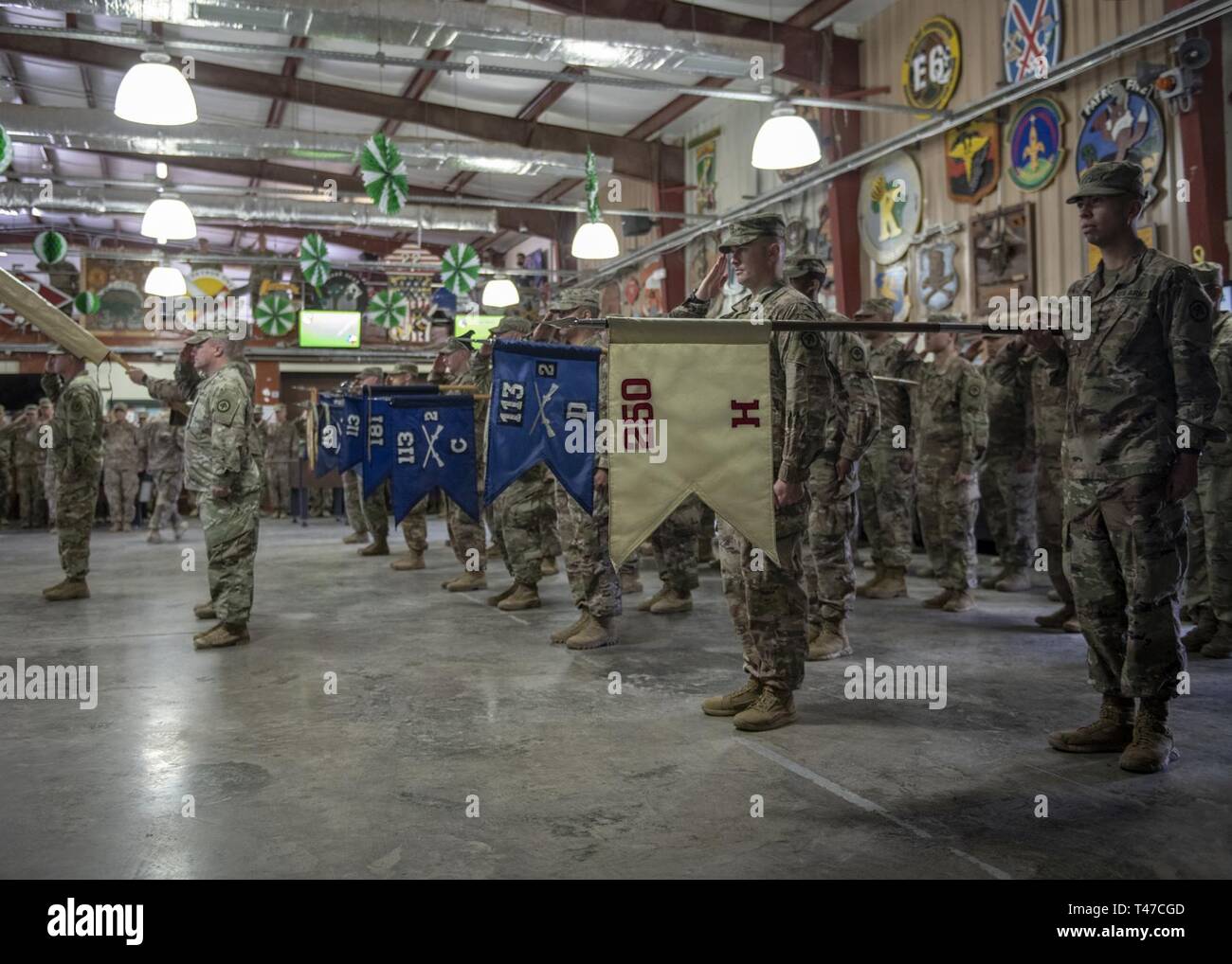 L'Armée américaine du 2e Bataillon, 113e Régiment d'infanterie, Task Force Warrior, New Jersey Garde nationale, au garde à vous lors d'une cérémonie de transfert d'autorité au Camp Lemonnier, Djibouti, le 15 mars 2019. Task Force Warrior assumé la responsabilité que le bataillon des forces de sécurité pour l'intervention conjointe combinée Force-Horn de l'Afrique et va également contribuer aux efforts internationaux pour améliorer la sécurité et la stabilité en Afrique de l'Est. Banque D'Images