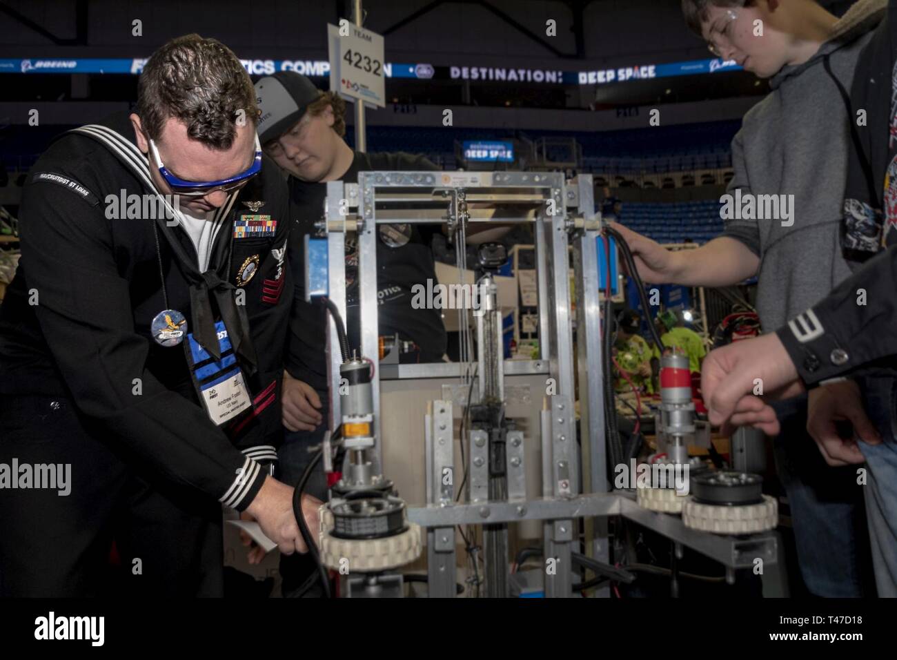 LOUIS (15 mars 2019) Conseiller de la Marine 1ère classe Andrew Foster, affectés à des activités de recrutement pour la Marine (BDNI) Saint Louis, place de l'US Navy un autocollant à une école secondaire d'Alton, Illinois, robot au cours de la For Inspiration and Recognition of Science and Technology (première) Robotics St. Louis concours régional, le 15 mars 2019. Premier Robotics est un lycée international concours de robotique qui se tient chaque année à laquelle les équipes d'élèves du secondaire, les entraîneurs et les mentors, des jeux de construction des robots qui effectuer des tâches telles que la notation des balles dans les buts, disques volants en buts, les chambres à air sur des racks, hanging on Banque D'Images