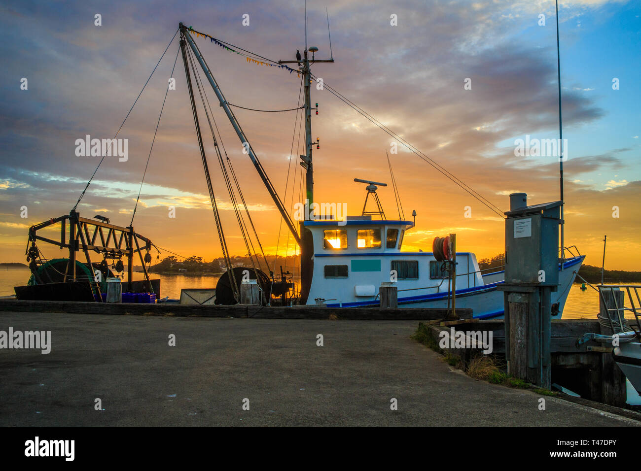 Bateaux de pêche au lever du soleil. Greenwell Point, New South Wales, Australia Banque D'Images