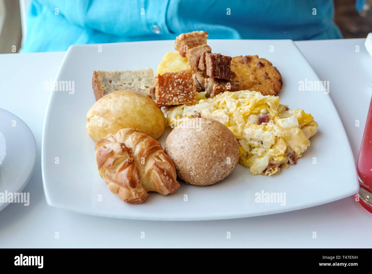 Cartagena Colombie, El Lagito, Hôtel Dann Cartagena, hôtel, petit déjeuner buffet inclus gratuit, petits pains, œufs brouillés, porc crépitement, cuisine typique, à l'intérieur Banque D'Images