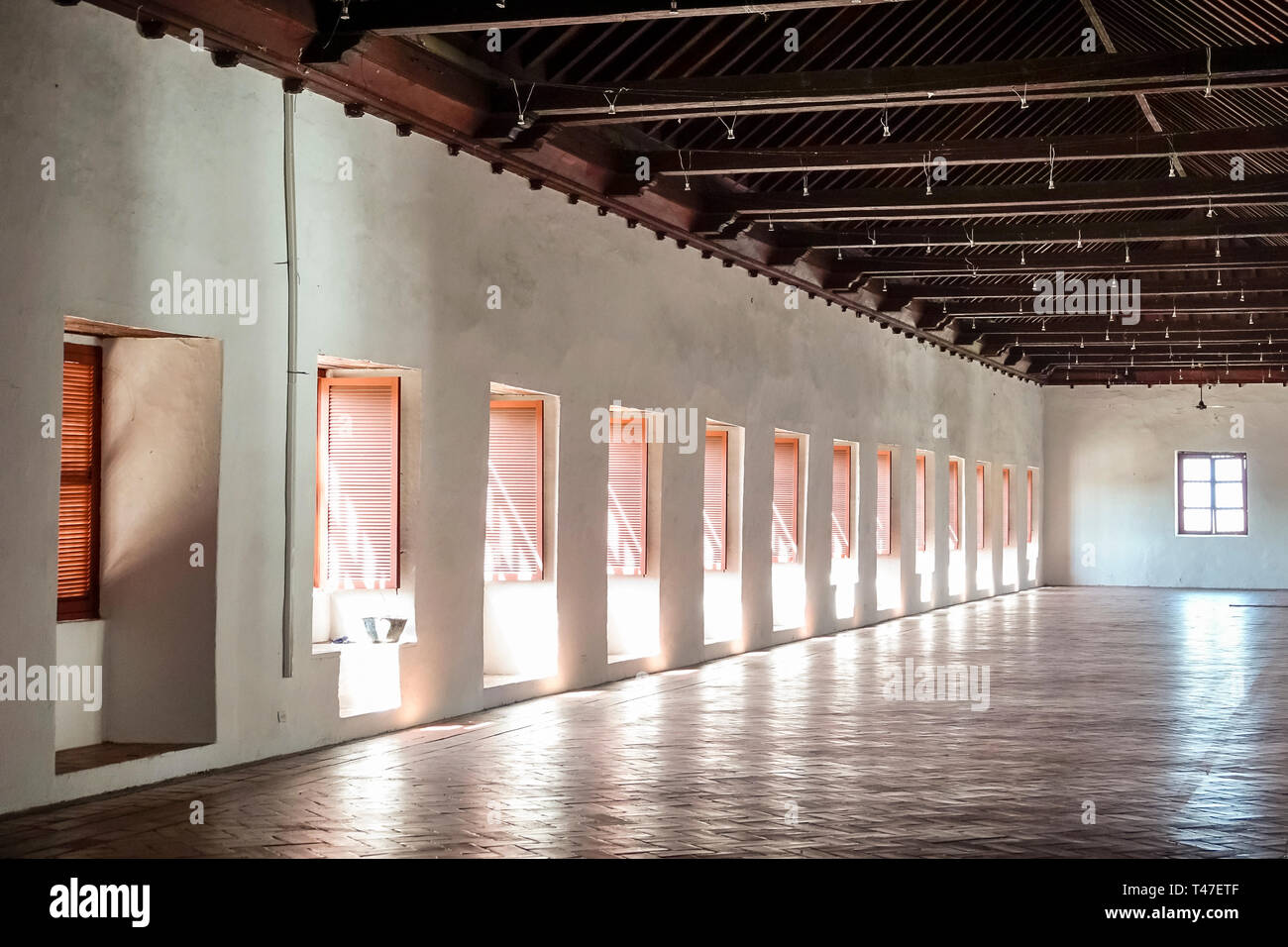 Cartagena Colombie,Museo Naval del Caribe,Caribbean Naval Museum,vid Gallery,Windows,Sunlight,Inside interior,COL190122044 Banque D'Images