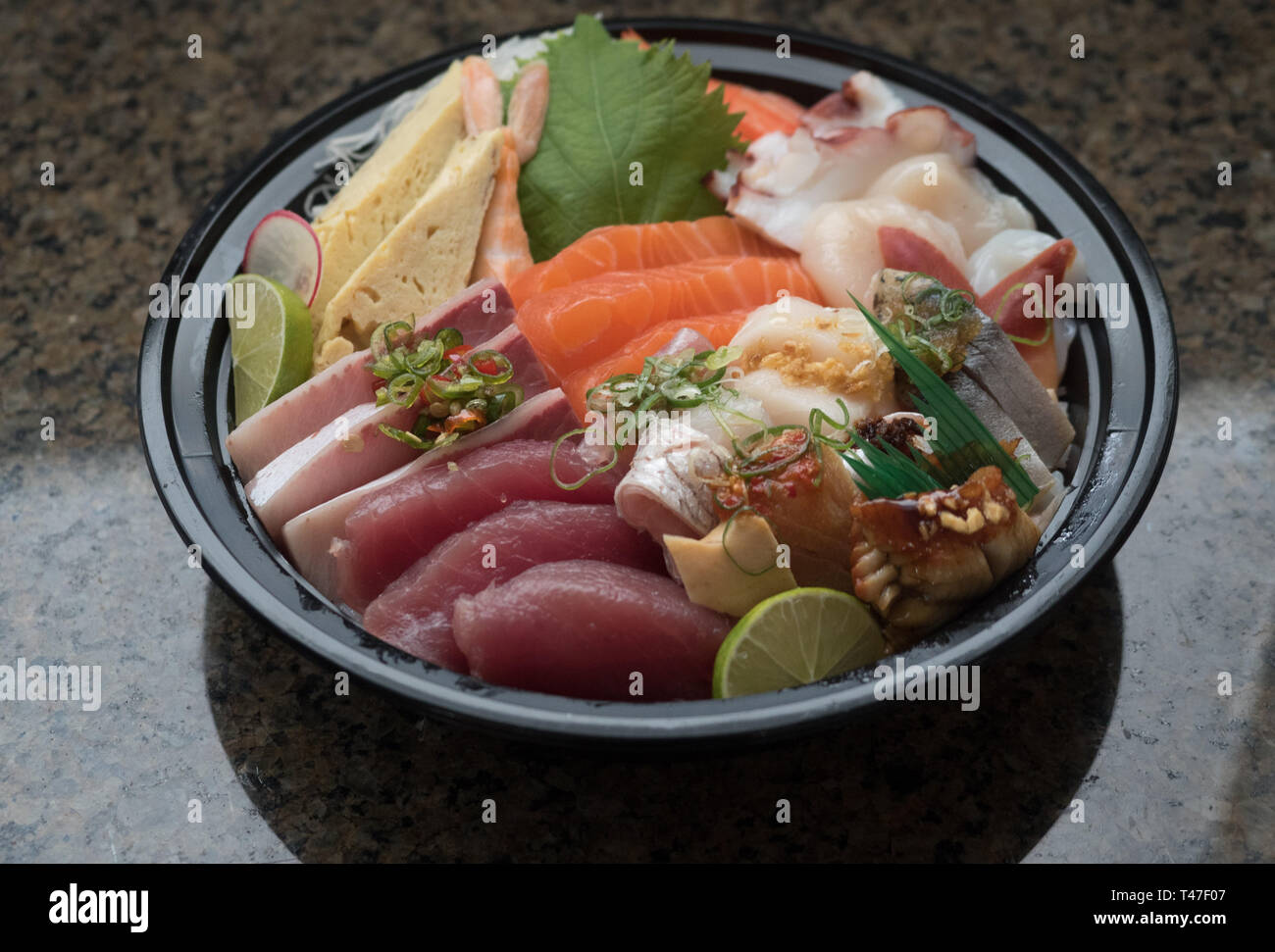Sushi dans un contenant à emporter Banque D'Images