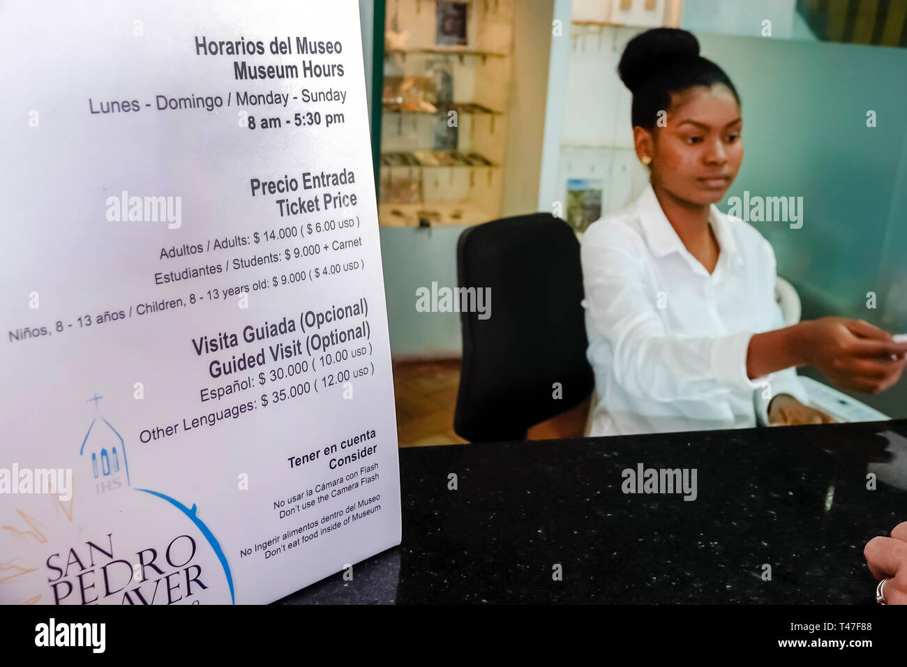 Cartagena Colombie, résident hispanique, résidents, San Pedro Claver Museum & Cloisters, entrée, Saint patron des esclaves, comptoir intérieur, préposé, femme fema Banque D'Images