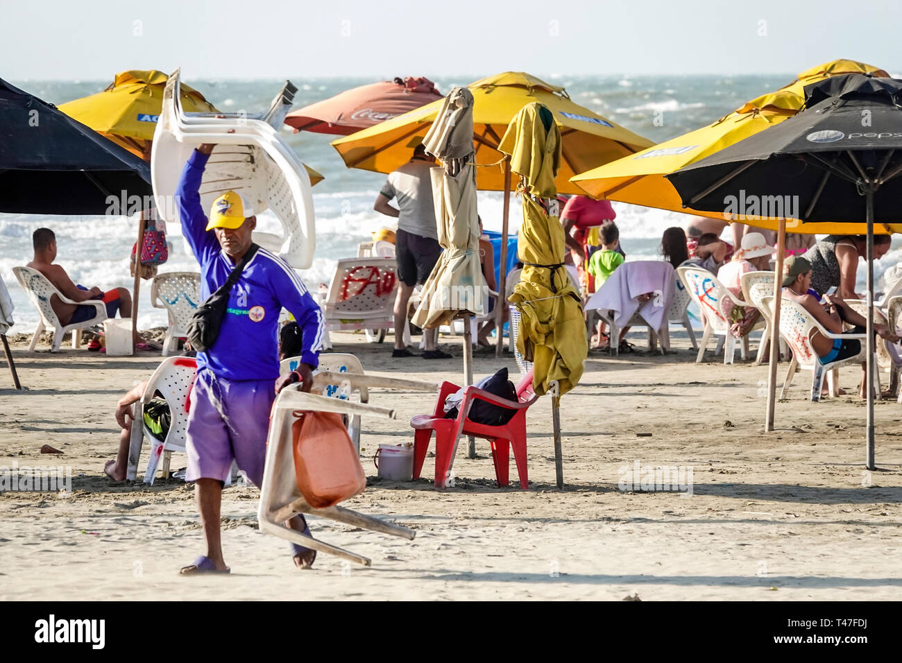 Cartagena Colombie,El Lagito,résident hispanique,résidents,homme hommes,mer des Caraïbes parasols de plage publics portant des chaises de location,sable,COL190122154 Banque D'Images