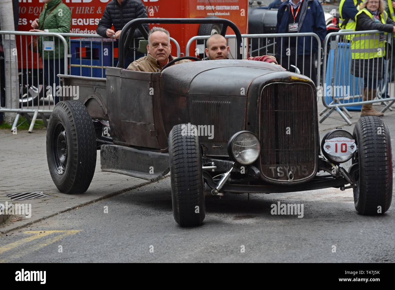Bromyard Herefordshire, 7 avril 2019. Rues sont fermées pour la vitesse annuelle Bromyard Festival. Vintage & classic cars & bikes circuit les rues. Banque D'Images