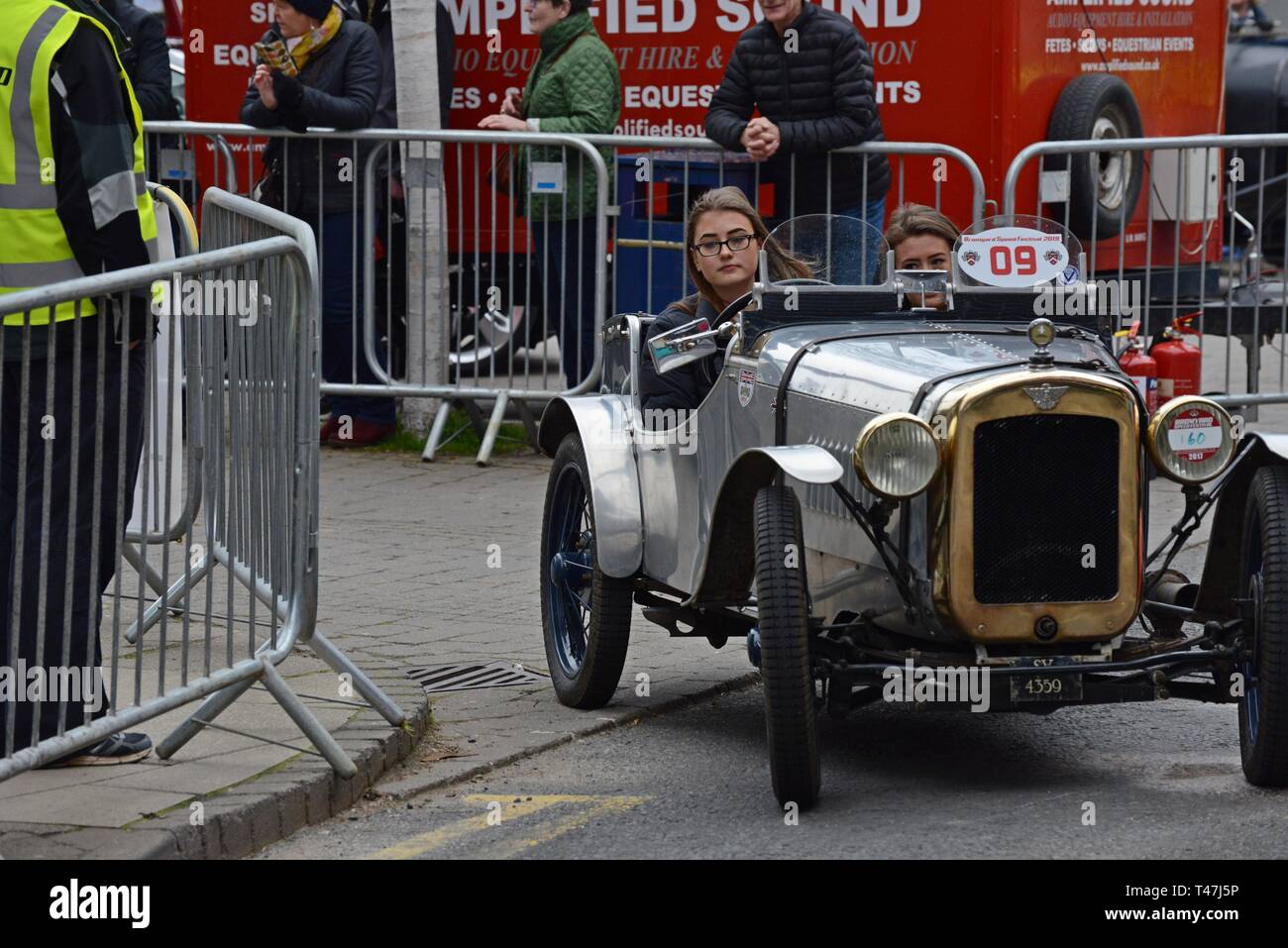 Bromyard Herefordshire, 7 avril 2019. Rues sont fermées pour la vitesse annuelle Bromyard Festival. Vintage & classic cars & bikes circuit les rues. Banque D'Images