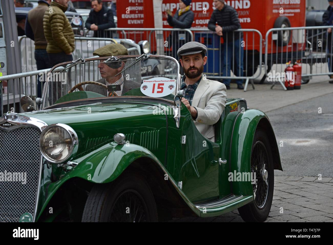 Bromyard Herefordshire, 7 avril 2019. Rues sont fermées pour la vitesse annuelle Bromyard Festival. Vintage & classic cars & bikes circuit les rues. Banque D'Images