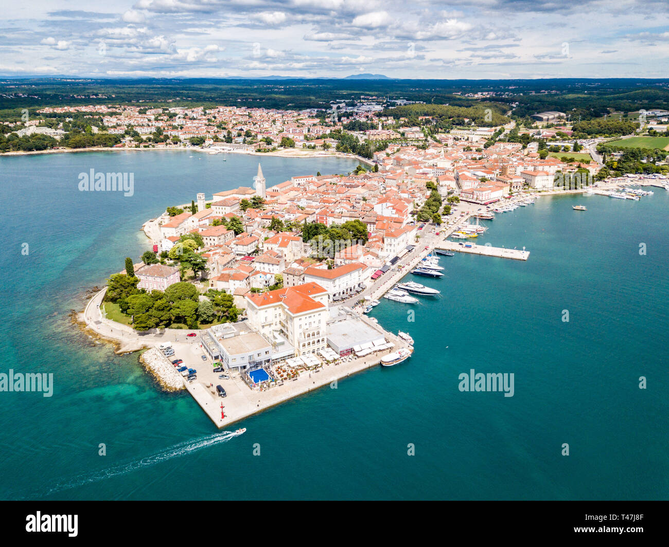 Ville croate de Porec, port d'azur bleu turquoise de la mer Adriatique, la péninsule d'Istrie, Croatie. Bell Tower, red toits de bâtiments historiques, b Banque D'Images