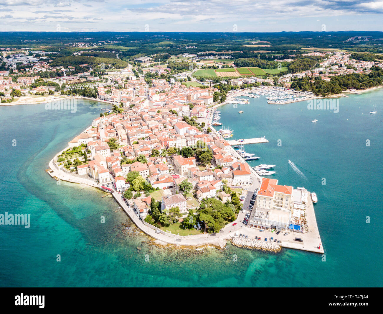 Ville croate de Porec, port d'azur bleu turquoise de la mer Adriatique, la péninsule d'Istrie, Croatie. Bell Tower, red toits de bâtiments historiques, b Banque D'Images