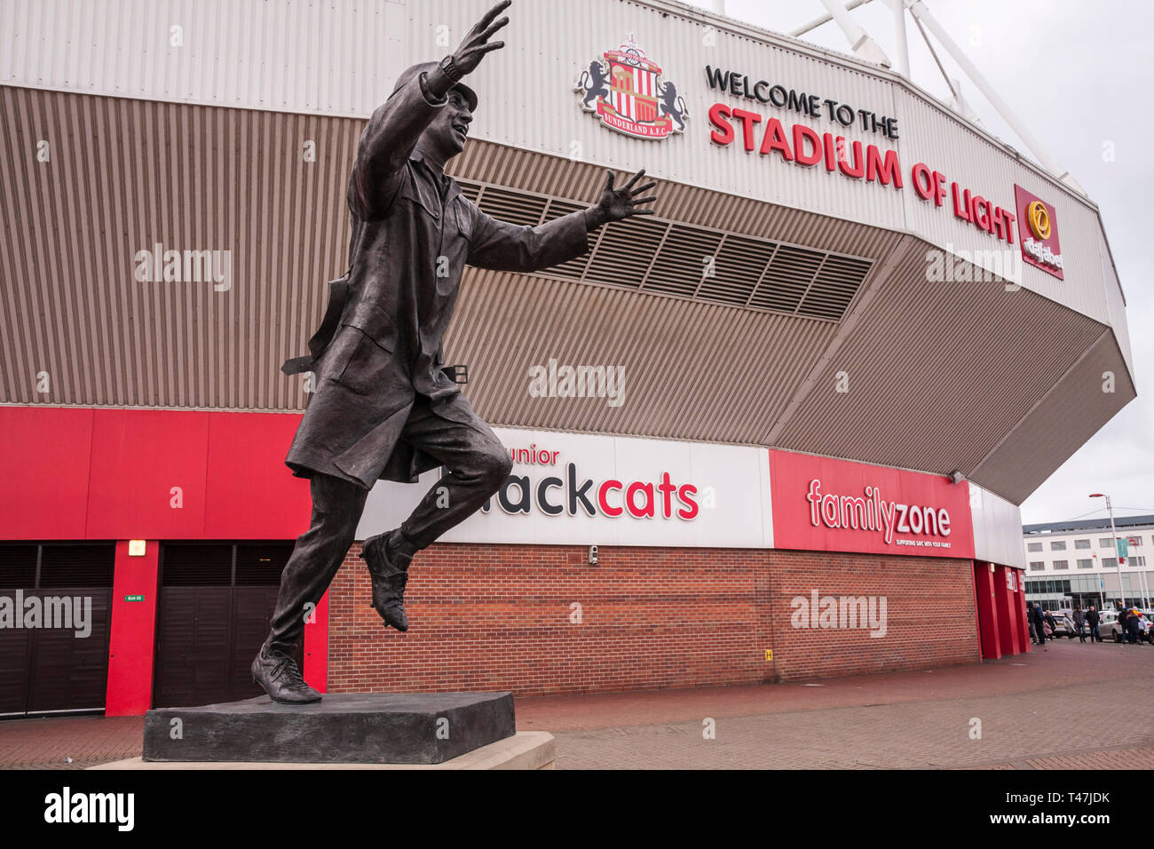 Statue de l'ancien gérant Bob Stokoe en dehors du stade de la lumière, Sunderland avec stand club en arrière-plan Banque D'Images