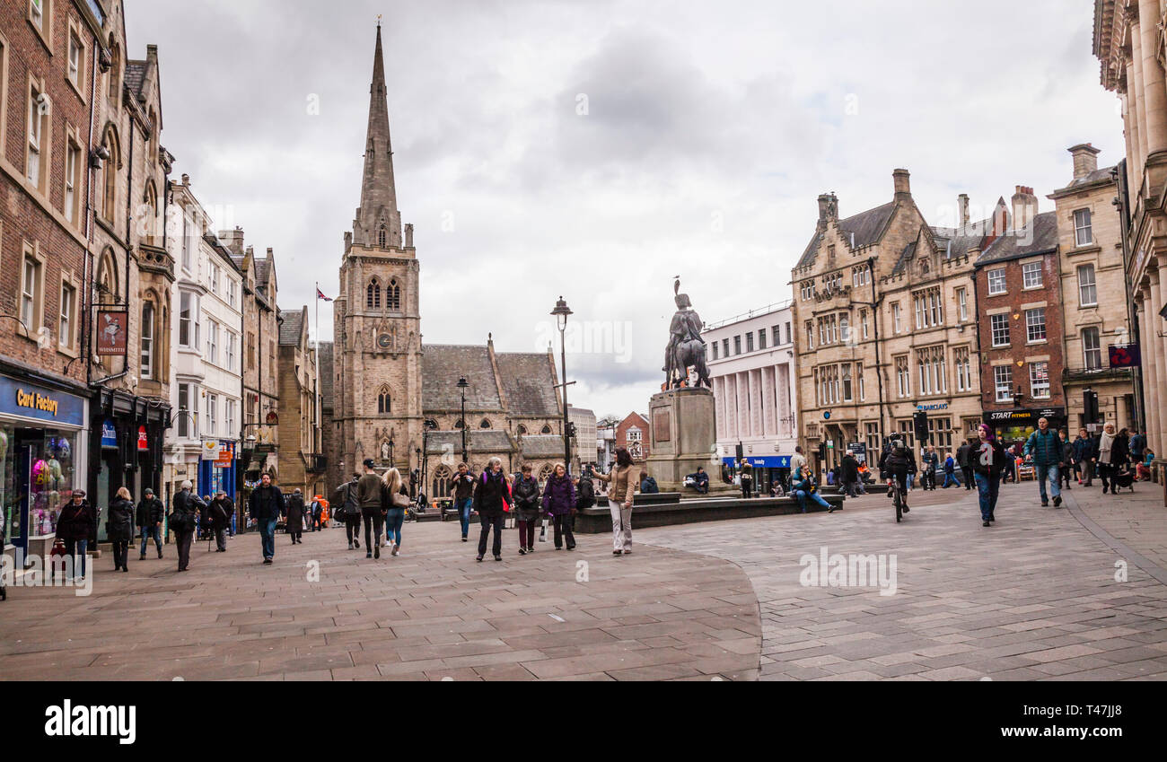 La place du marché animé dans le centre-ville de Durham, Angleterre, Royaume-Uni Banque D'Images