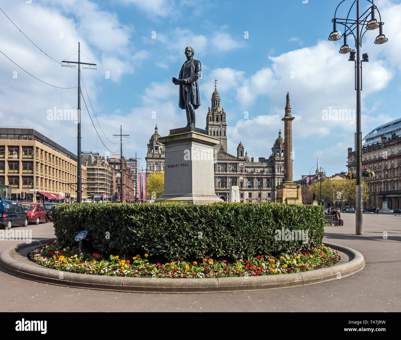 Statue de Robert Peel à George Square Glasgow Scotland UK avec Glasgow City Chambers derrière Banque D'Images
