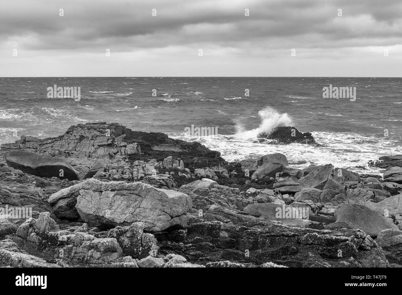 Épave de Porth, St Mary's, Îles Scilly, UK, sur un jour nuageux et venteux : version noir et blanc Banque D'Images