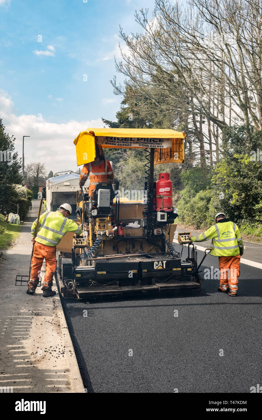 Presteigne, Powys, Wales, UK. Un pavé d'asphalte pour pavage ou frais de pose de la machine sur une route goudronnée dans la ville Banque D'Images