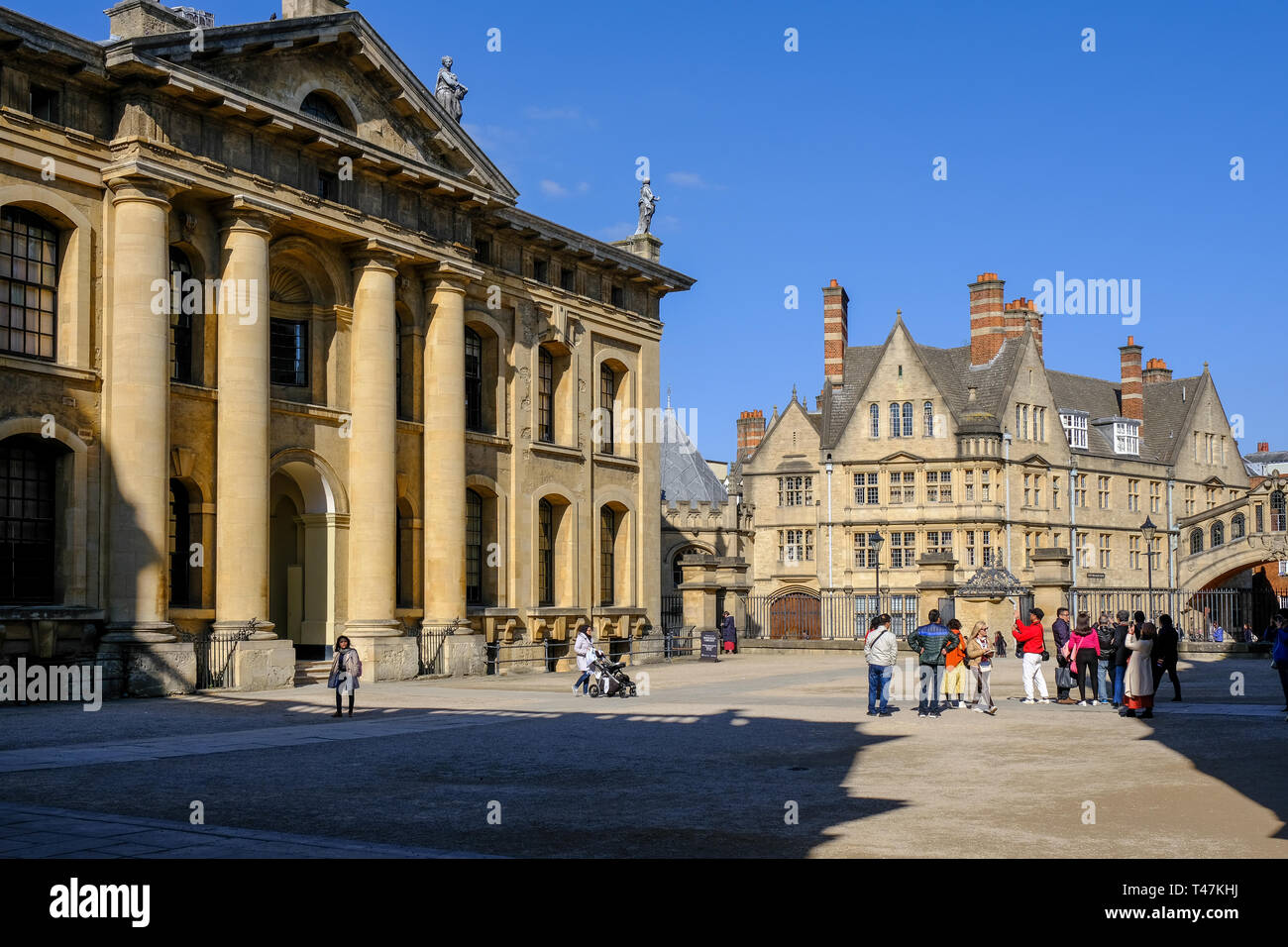Les visiteurs de la Bodleian Library, qui fait partie de l'Université d'Oxford qui est une attraction touristique populaire. Banque D'Images