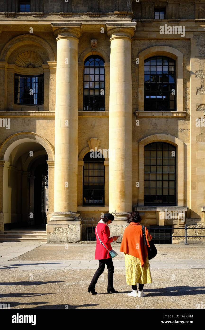 Les visiteurs de la Bodleian Library, qui fait partie de l'Université d'Oxford qui est une attraction touristique populaire. Banque D'Images