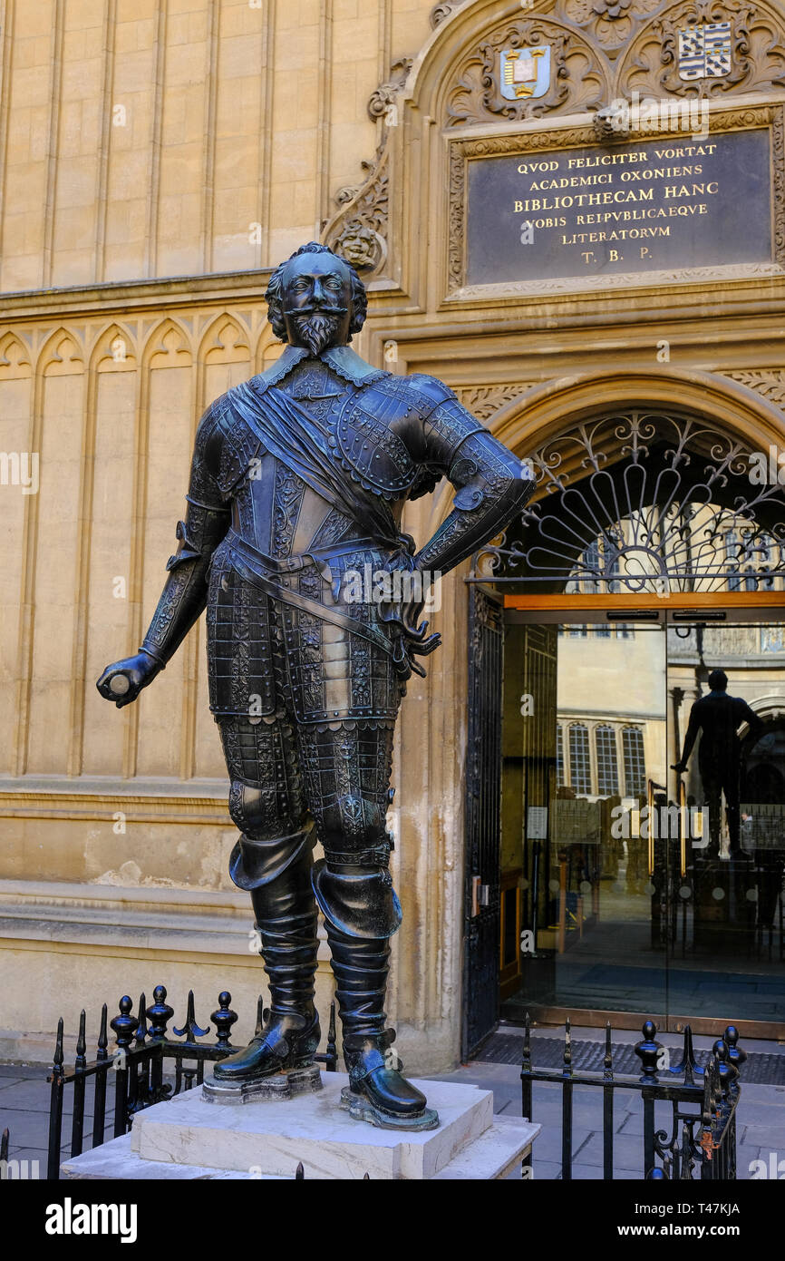La statue de William Herbert, le 3e comte de Pembroke à l'ancienne école' Cour Quad à la Bodleian Library de l'Université d'Oxford, Banque D'Images