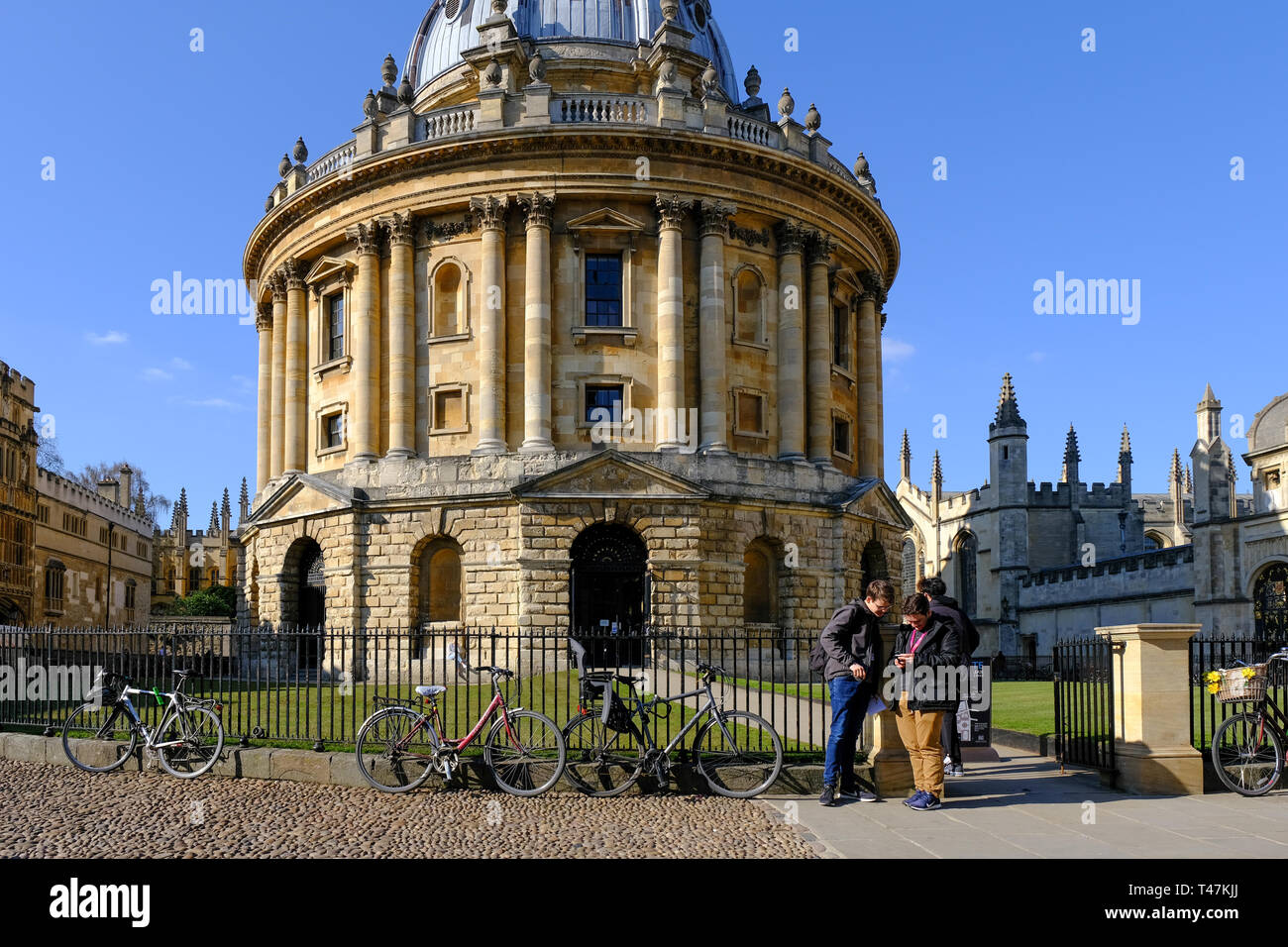 Les étudiants de l'Université d'Oxford Radcliffe Camera, des salles de lecture qui fait partie de la Bibliothèque Bodléienne. Banque D'Images