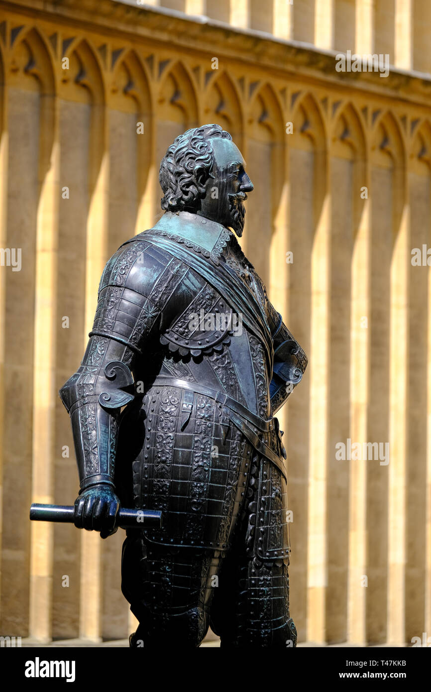 La statue de William Herbert, le 3e comte de Pembroke à l'ancienne école' Cour Quad à la Bodleian Library de l'Université d'Oxford, Banque D'Images